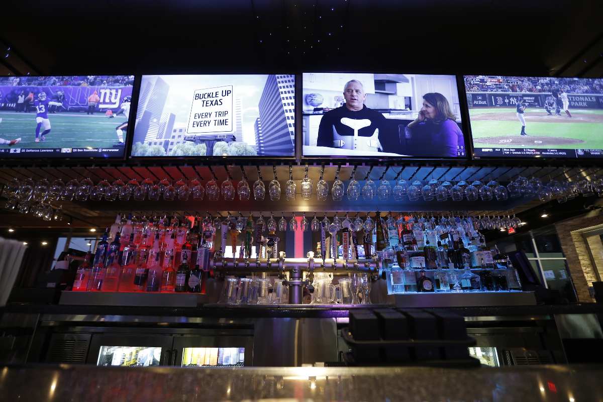 Topgolf bar