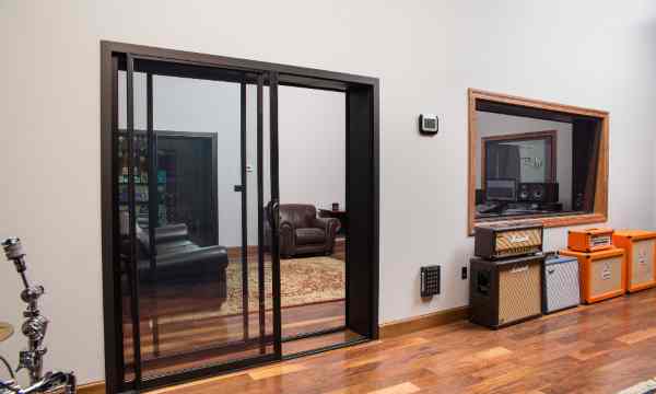 Soundproof doors and windows