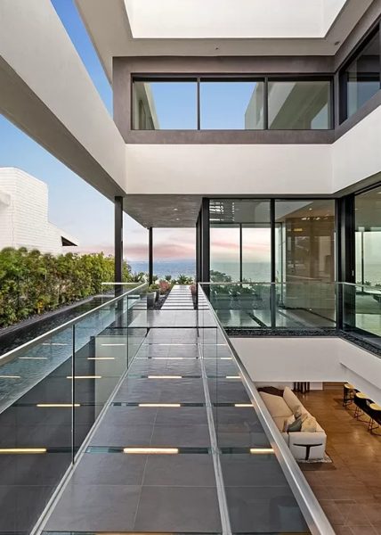 For This Seaside Home in California, It’s Lights, Audio and Relaxation, slide 9